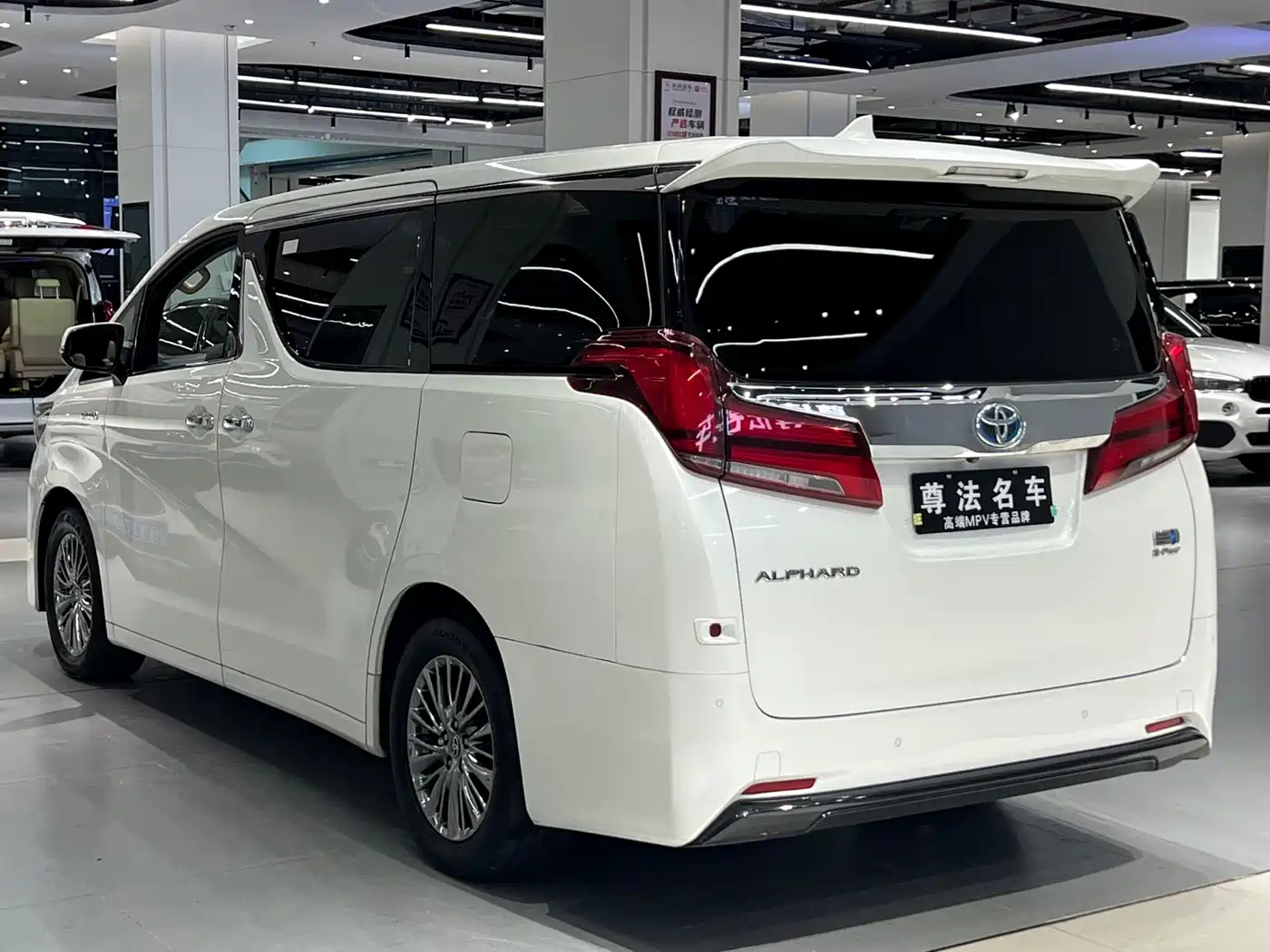 Toyota Alphard 2021 Hybrid 2.5L Luxury фото 4