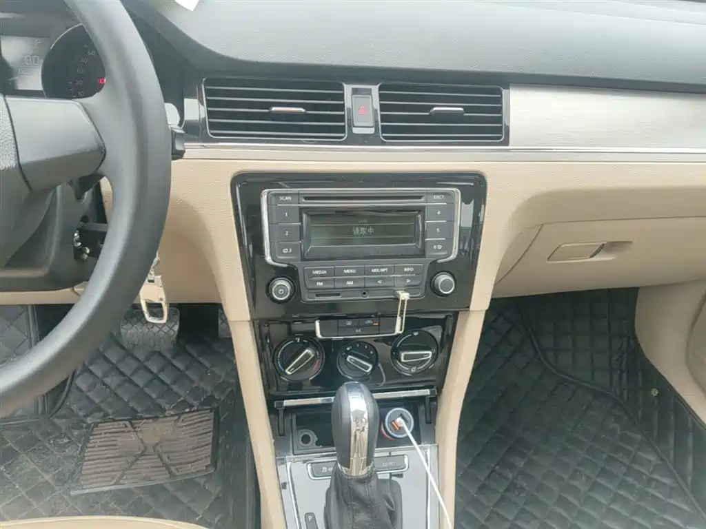 Volkswagen Bora 2014 1.6L Automatic Comfort Edition фото 13