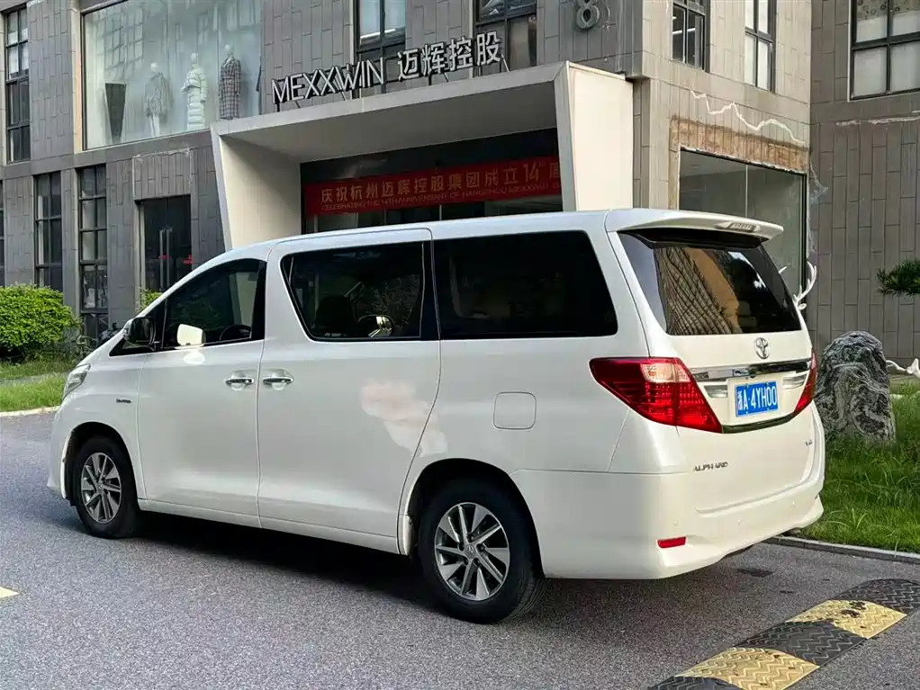 Toyota Alphard фото 3