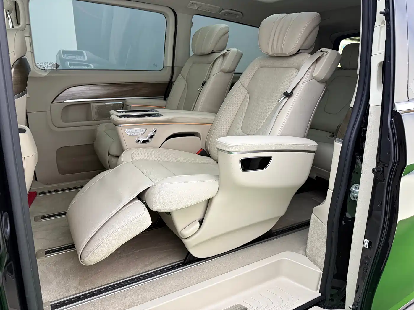 Mercedes-Benz V-Class 2021 V 260 L Long Wheelbase Premium Edition фото 18