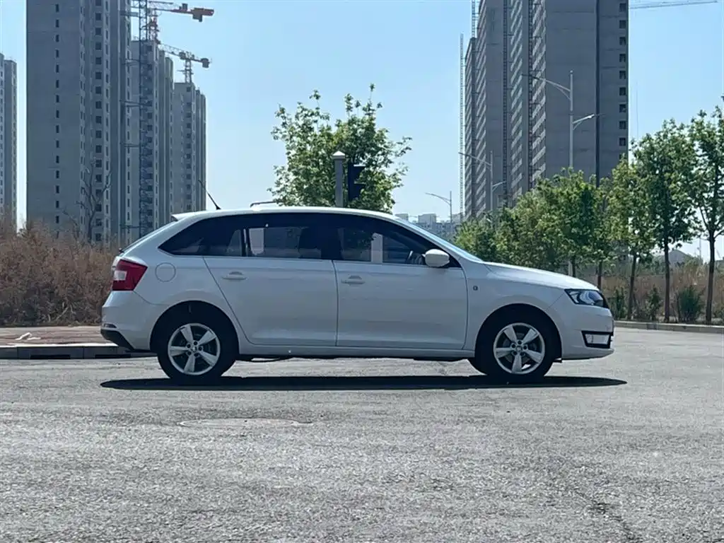 Škoda Skoda Rapid Spaceback 2016 Facelift 1.6L Automatic Innovation Edition фото 13