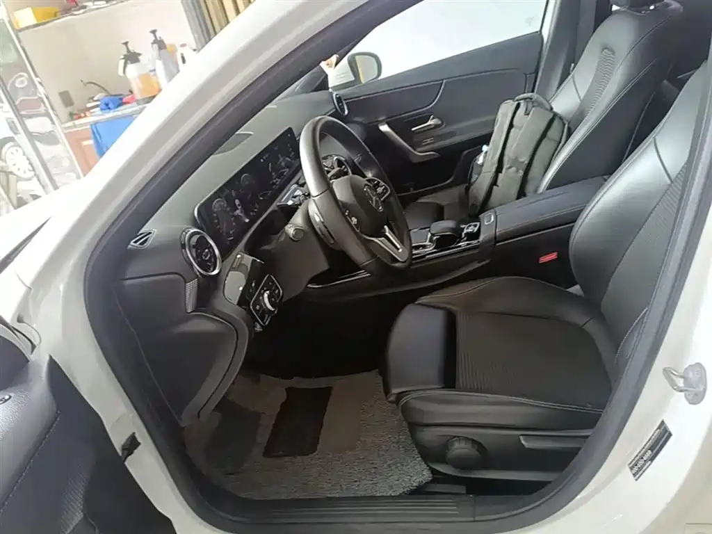 Mercedes-Benz A-Class (Import) 2019 A 200 Dynamic Version фото 15
