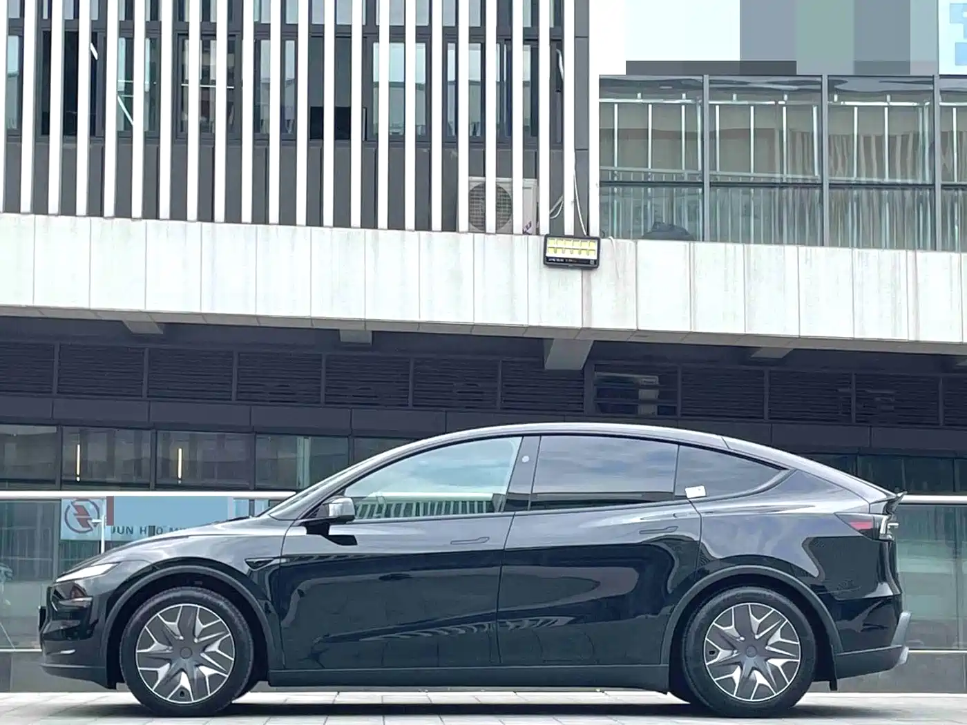 Tesla Model Y 2025 Long Range All-Wheel Drive фото 9