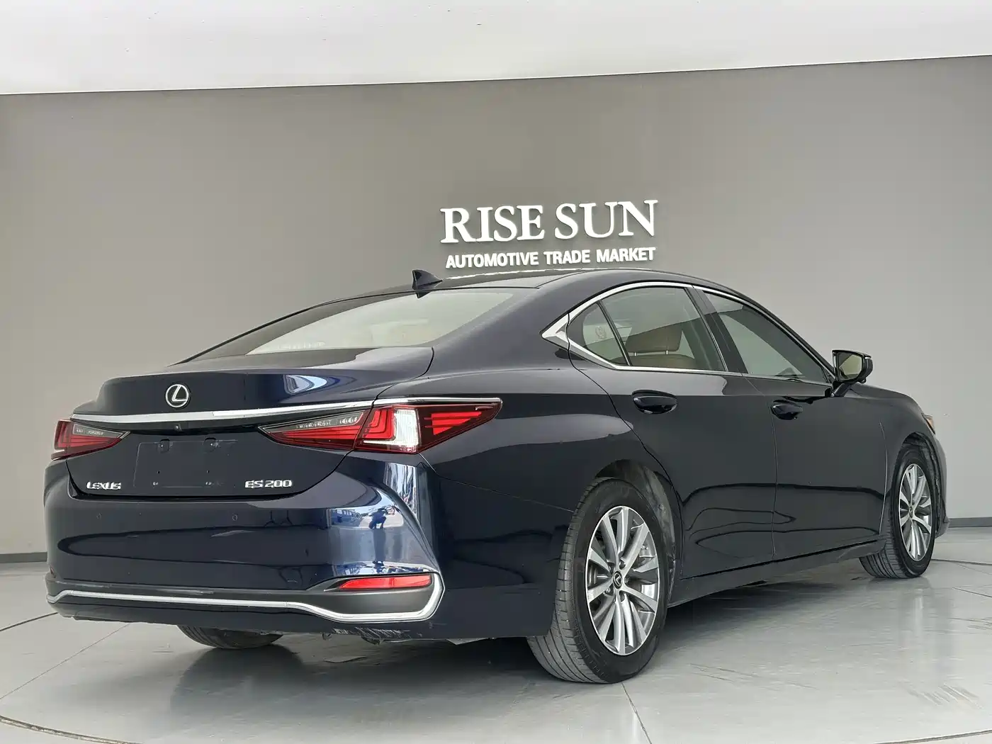 Фото 6 - Lexus ES