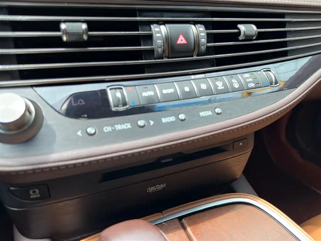 Lexus LS 2018 500h Executive Edition China V фото 17
