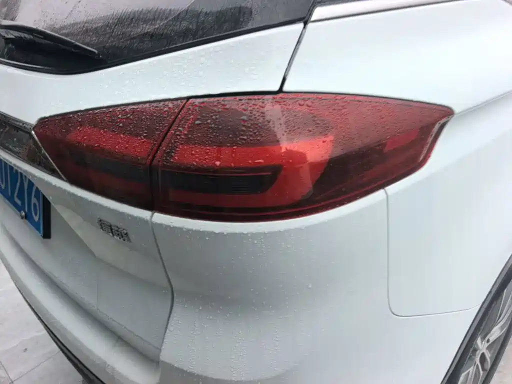 Фото 8 - Geely Atlas