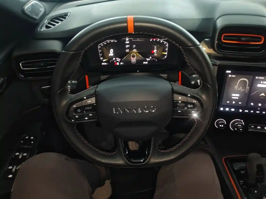 Фото 11 - Lynk & Co 02 Hatchback