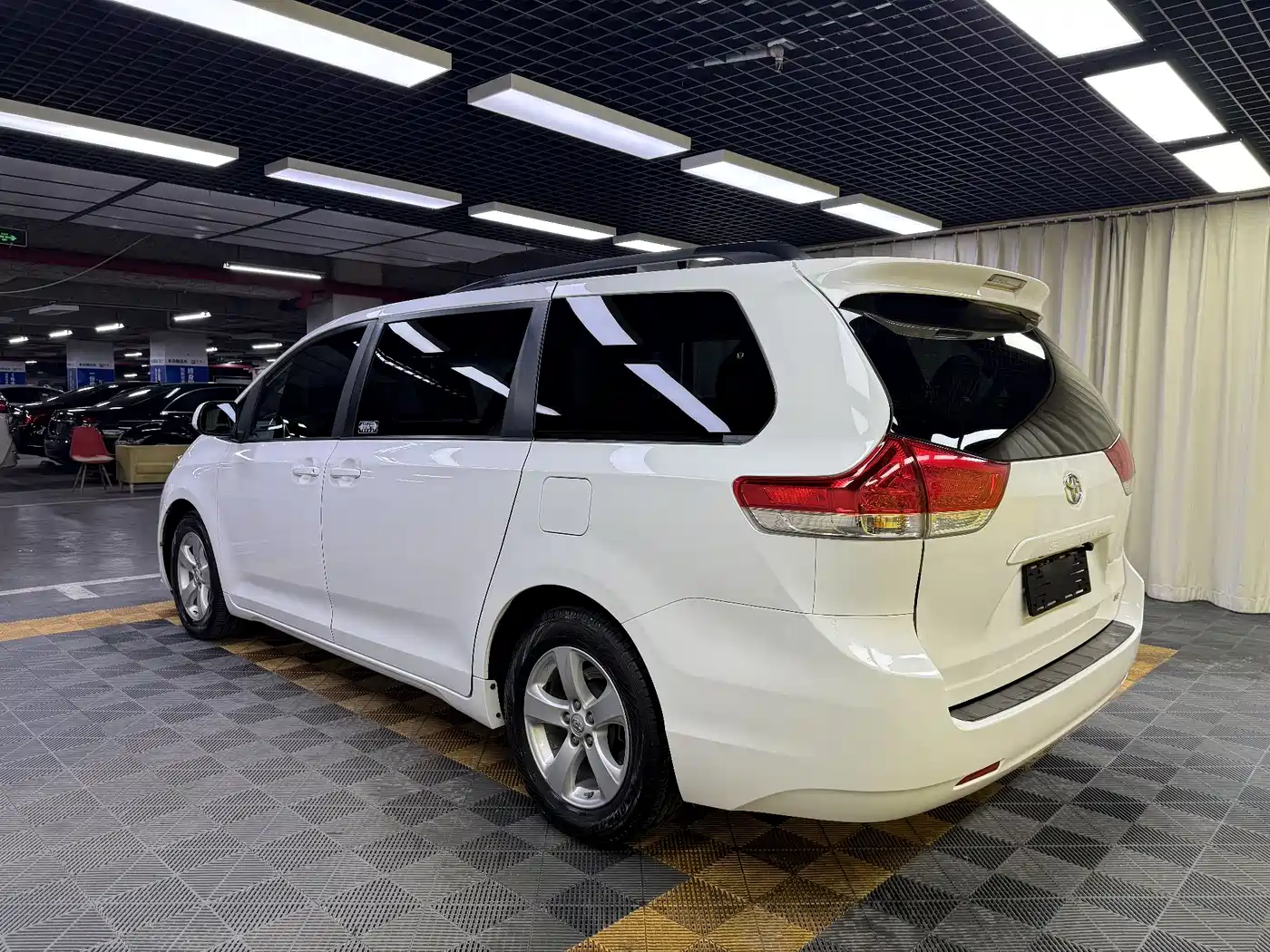 Toyota Sienna 2015 3.5L 2WD LE фото 6