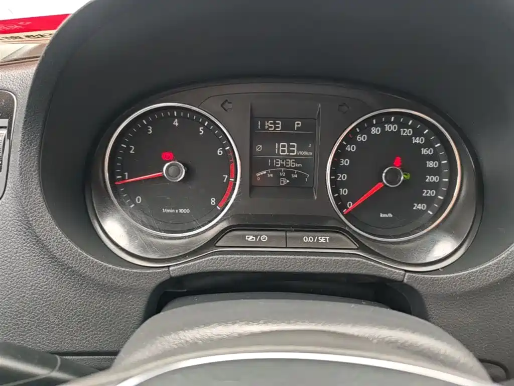 Volkswagen Polo 2014 1.6L Automatic Luxury Edition фото 12