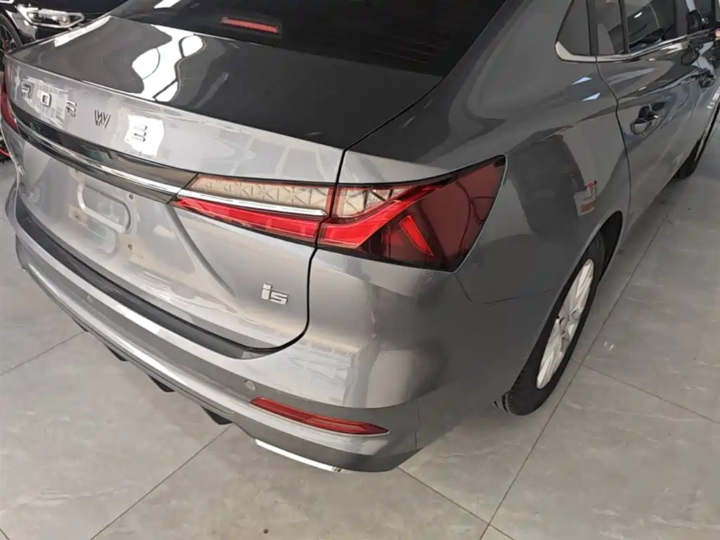 Фото 8 - Roewe i5