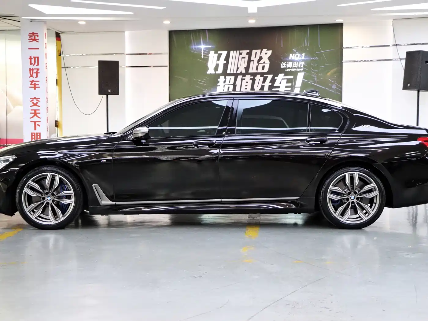 BMW 7 Series 2018 M760Li xDrive фото 3