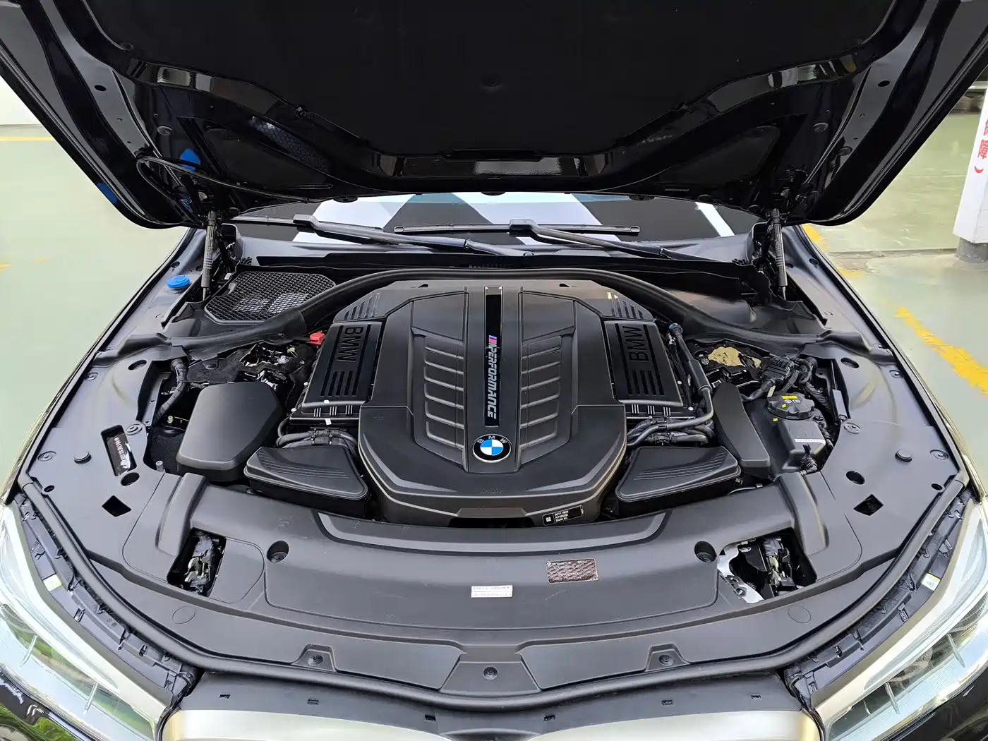 BMW 7 Series 2018 M760Li xDrive фото 37