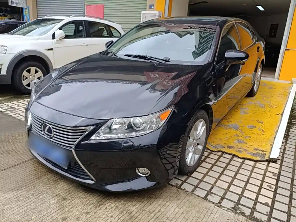 Фото 1 - Lexus ES