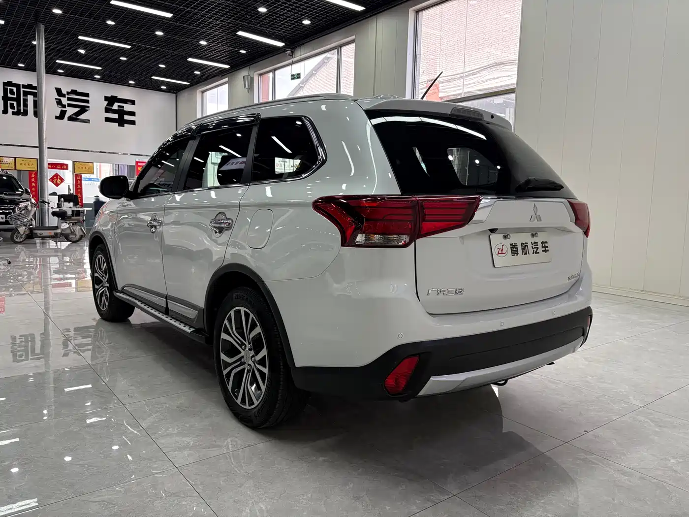 MITSUBISHI OUTLANDER