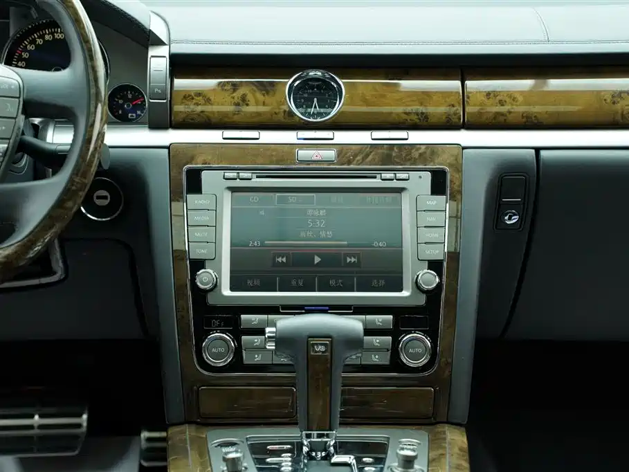 Volkswagen Phaeton 2012 4.2L Luxury Custom фото 28