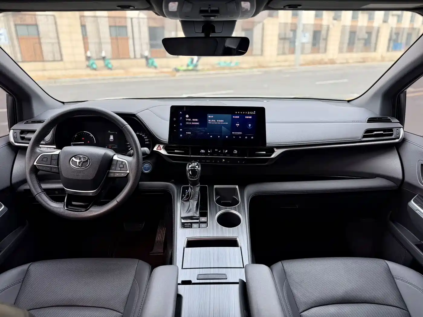 Toyota Sienna 2023 2.5L Hybrid Premium Edition фото 13