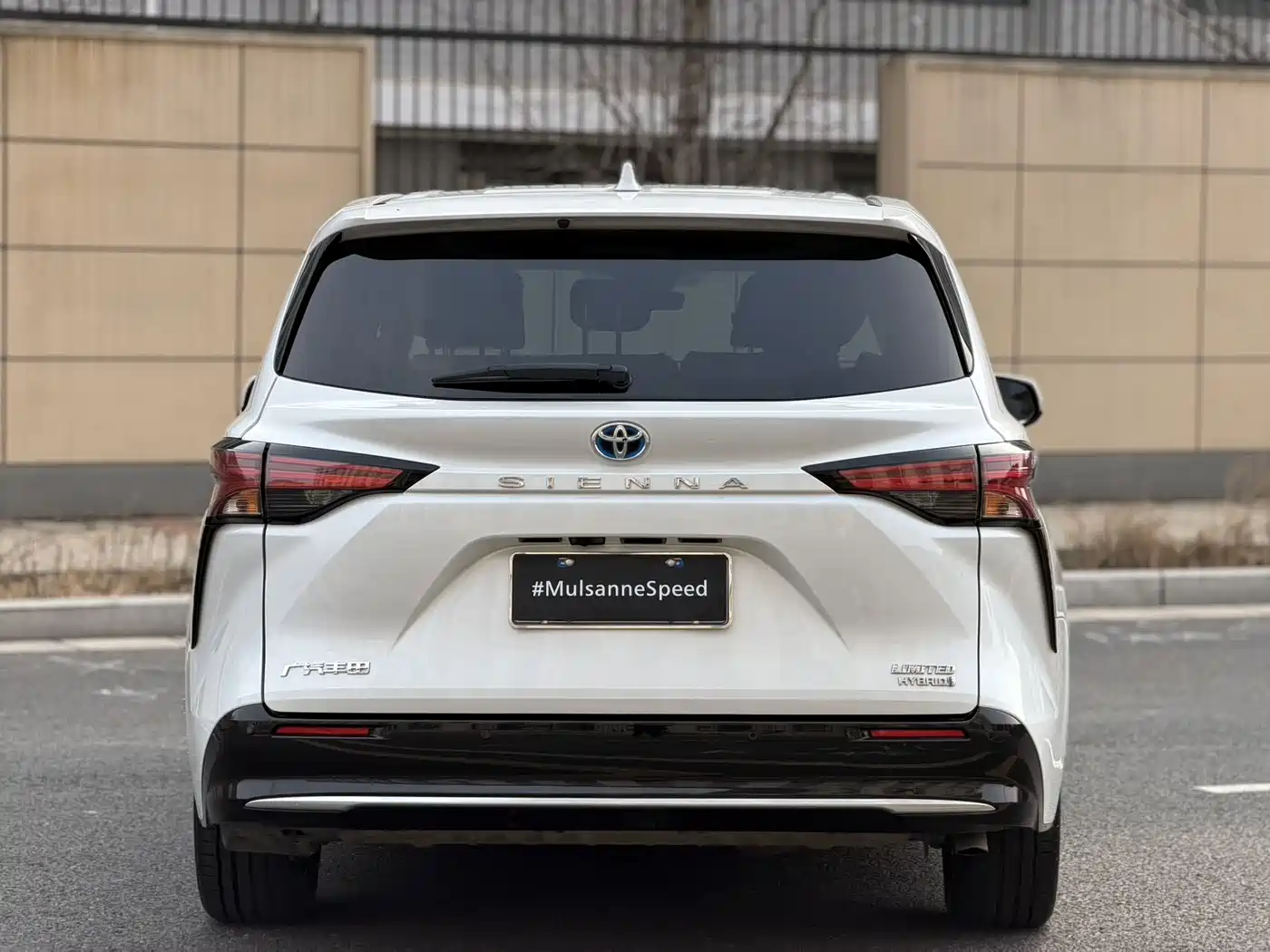 Toyota Sienna 2023 2.5L Hybrid Premium Edition фото 6
