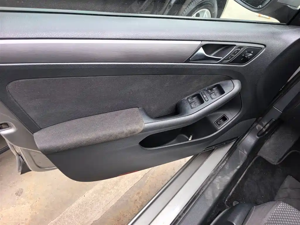 Volkswagen Sagitar 2012 Model 1.6L Manual Fashion фото 6