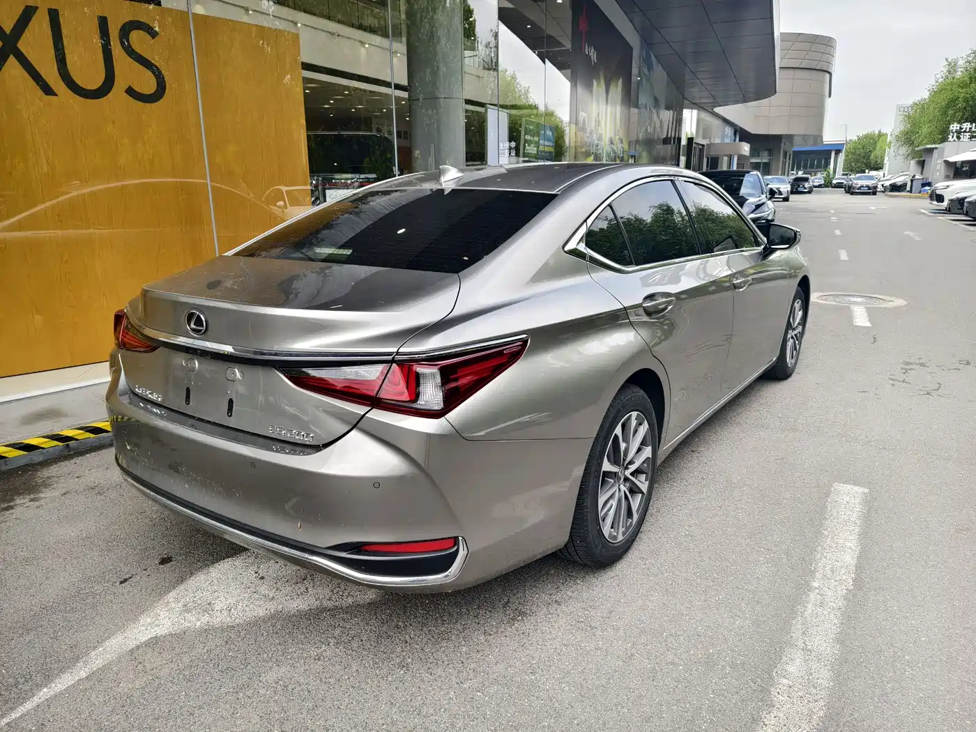 Lexus ES 2023 200 Excellence Edition фото 4