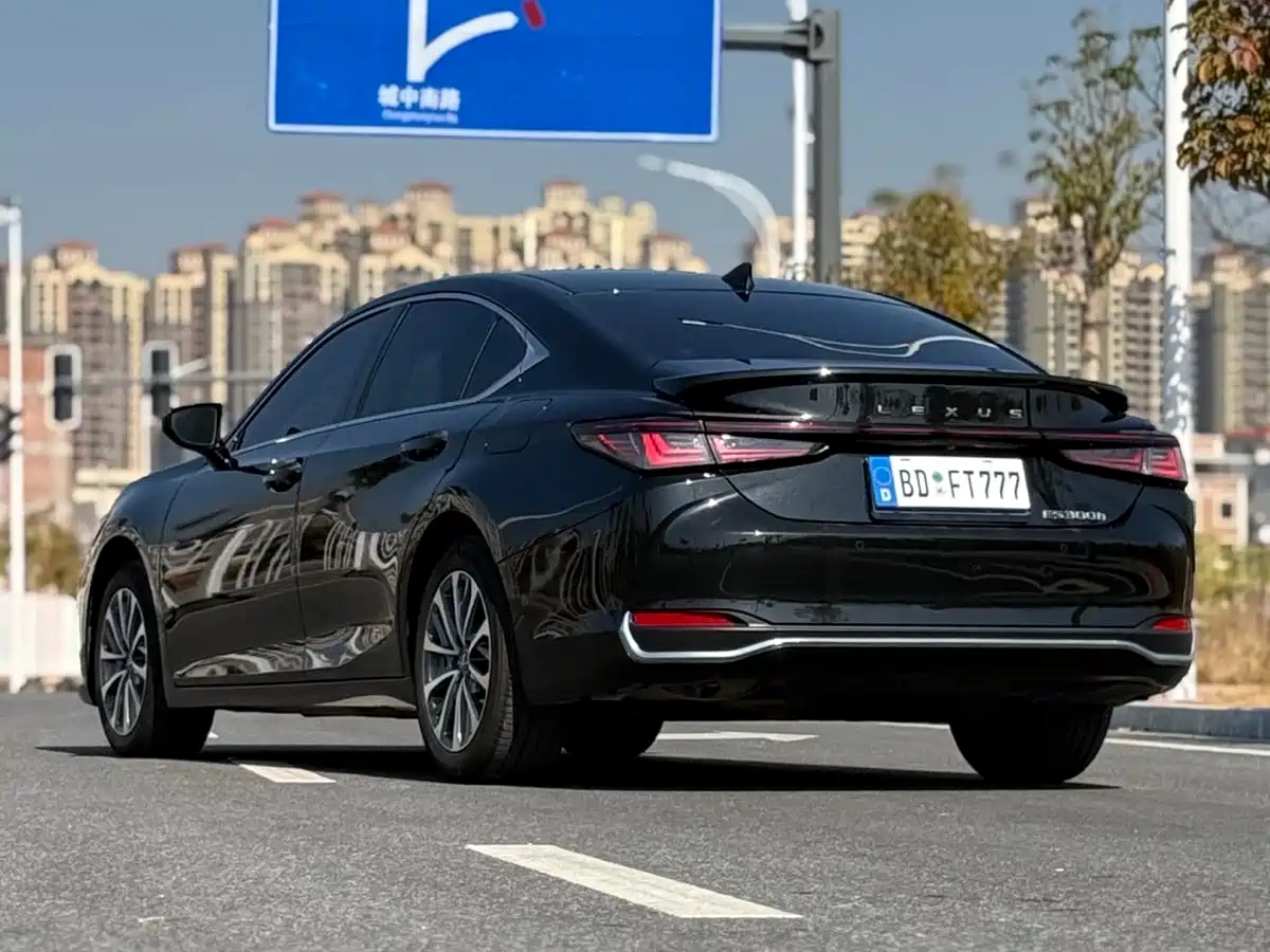 Lexus ES 2025 2025 300h Ultimate Edition