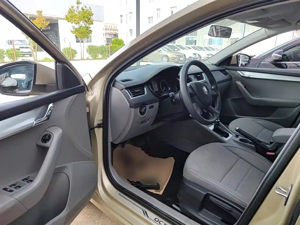 Škoda Octavia 2015 1.6L Automatic逸杰版 фото 16