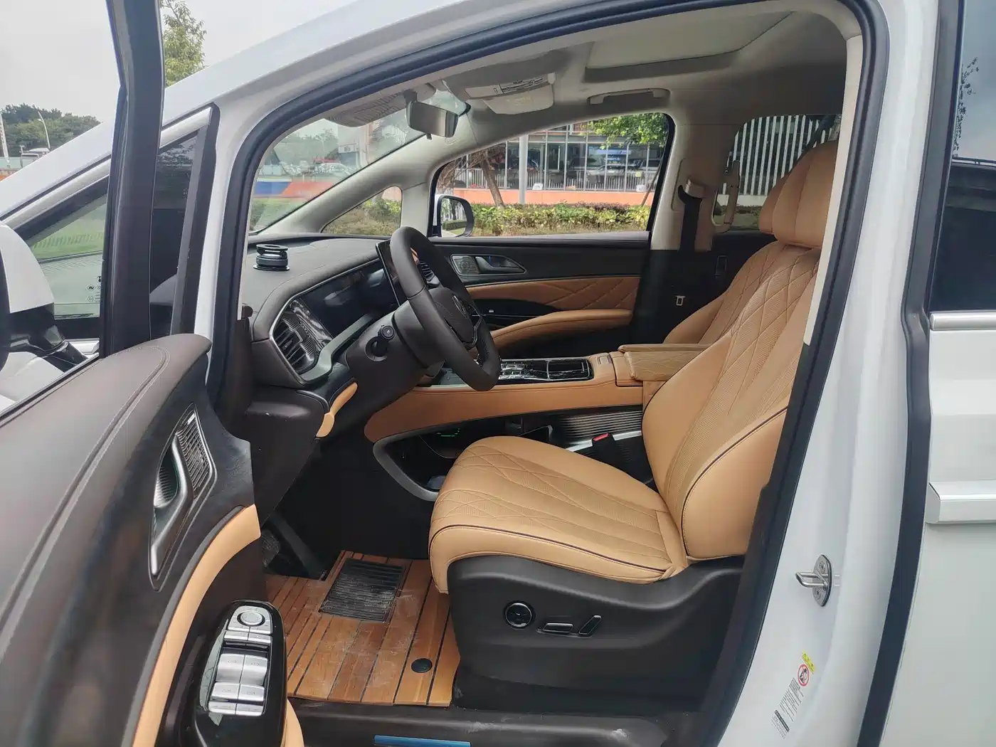 Denza D9 2024 EV 620 Premium фото 14