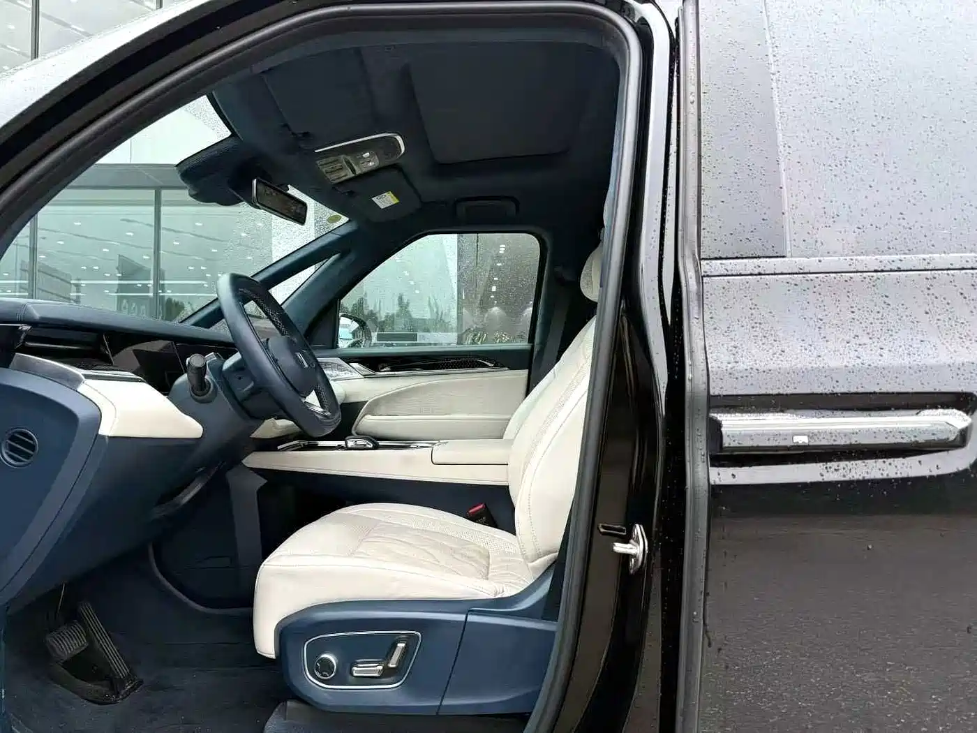 ZEEKR 009 2025 2024 6-seat Executive AWD 108kWh