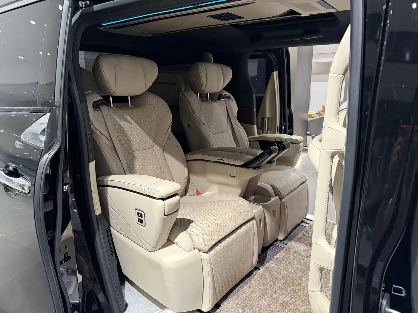 Toyota Vellfire 2024 Crown Hybrid 2.5L Executive Premium Edition фото 10