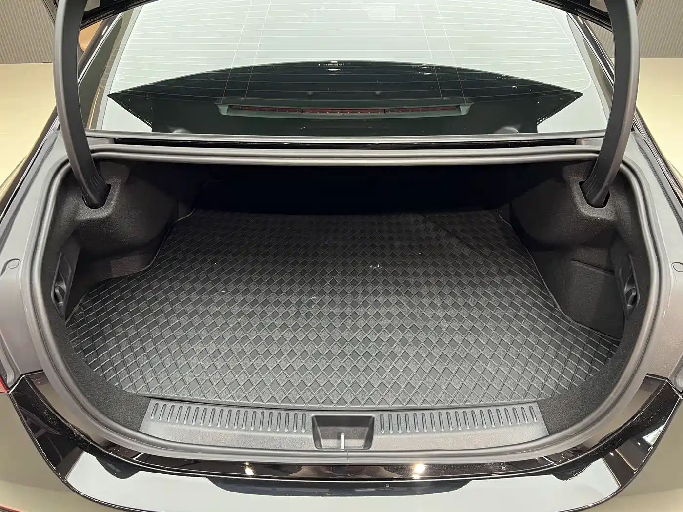 Mercedes-Benz E-Class New Energy 2024 E 350 e L Plug-in Hybrid Sedan фото 14