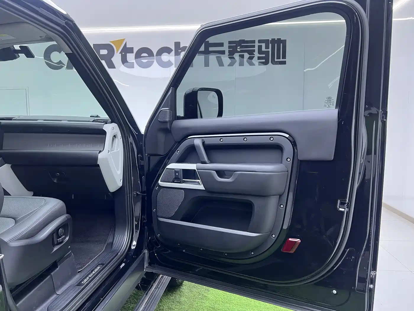 Land Rover Defender 2023 Facelift 90 3.0T P400 XS фото 27