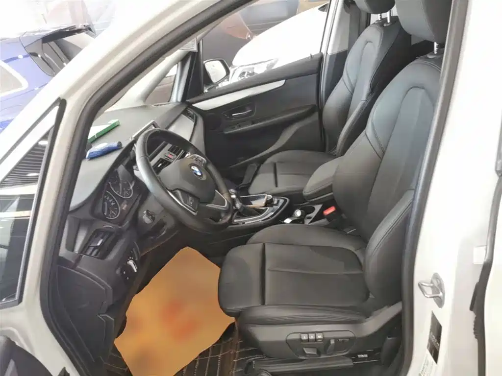 BMW 2 Series Touring 2016 220i Leading Model фото 15