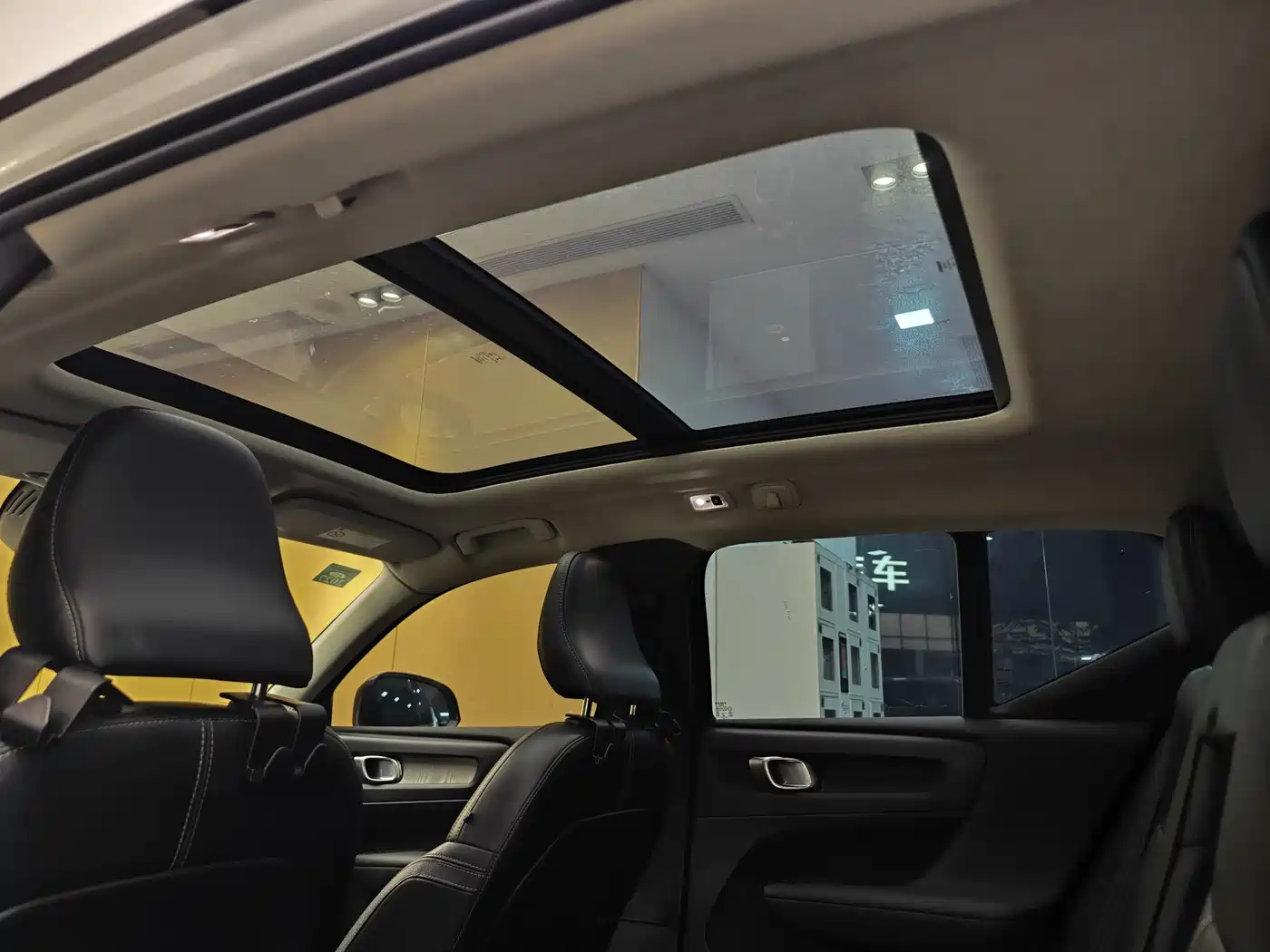 Фото 25 - Volvo XC40