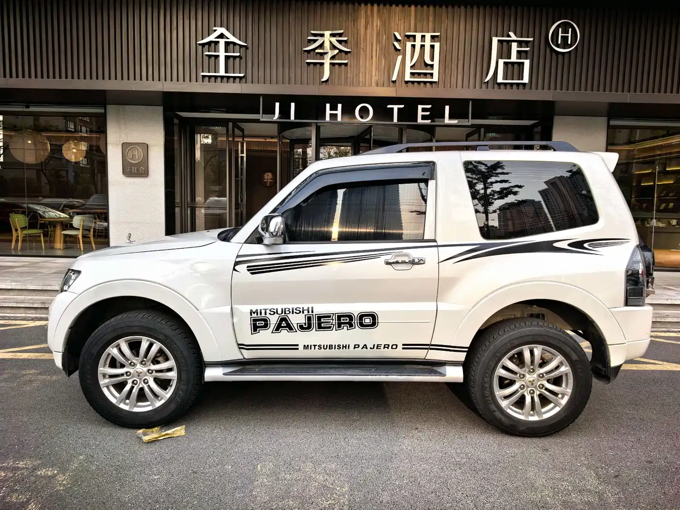 Mitsubishi Pajero (Import) 2018 3.0L Automatic Luxury Edition фото 5