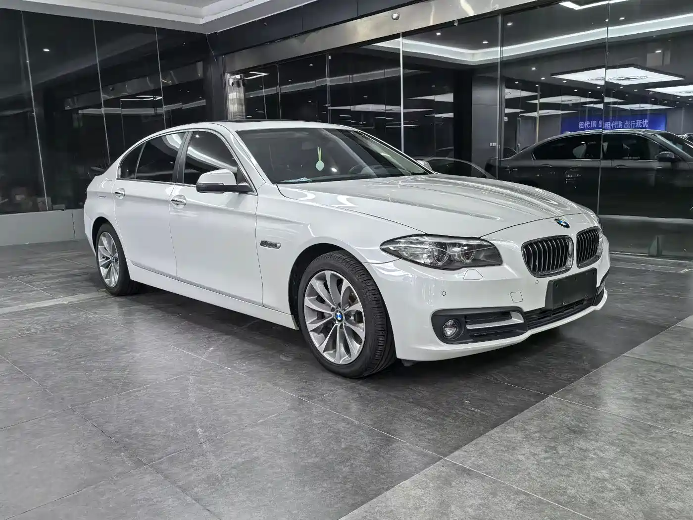 BMW 5 Series 2017 525Li Leading Edition фото 3