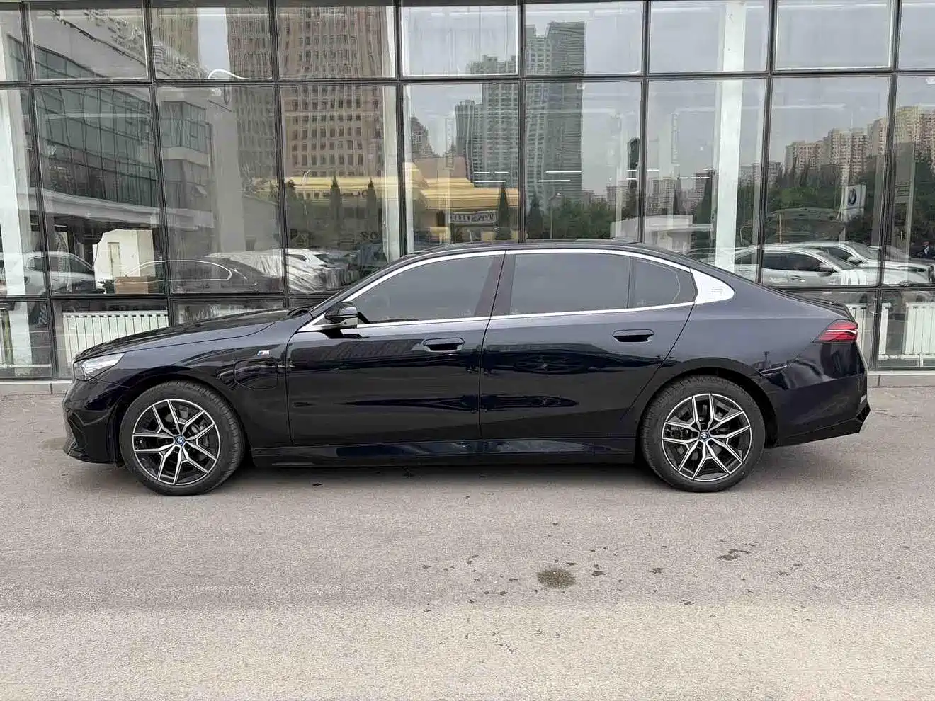 BMW i5 2024 eDrive 35L Premium Model M Sport Package фото 6