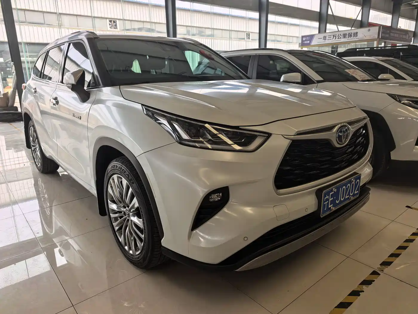 Toyota Highlander 2022 Model Dual Engine 2.5L 4WD Premium Edition 7-Seater фото 3