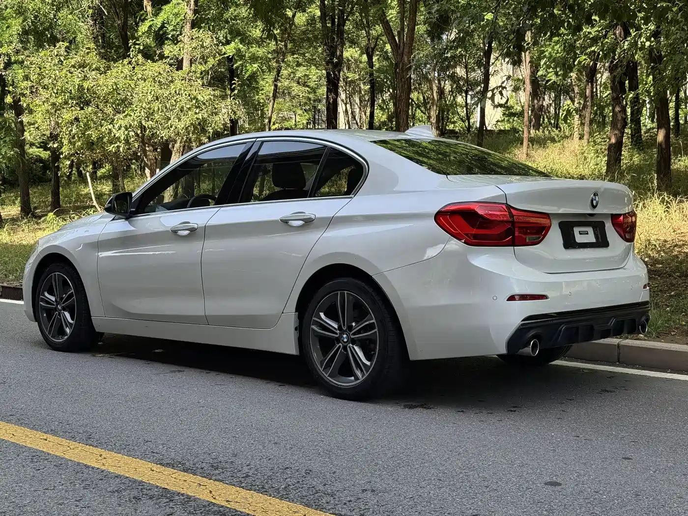 BMW 1 Series 2018 118i Sport Edition фото 10