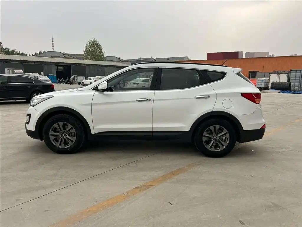 Hyundai Santa Fe 2013 Model 2.4L Automatic 2WD Smart фото 2