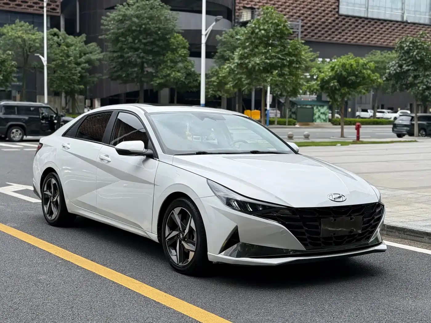 Hyundai Elantra 2021 1.5L CVT LUX Premium Edition фото 3