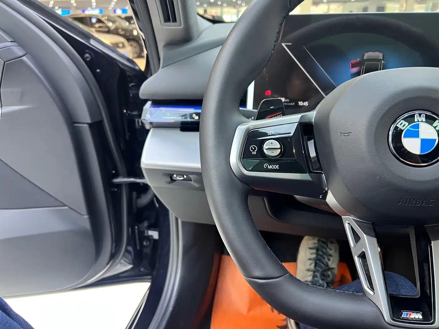 BMW 5 Series 2025 530Li Leading M Sport Package фото 7