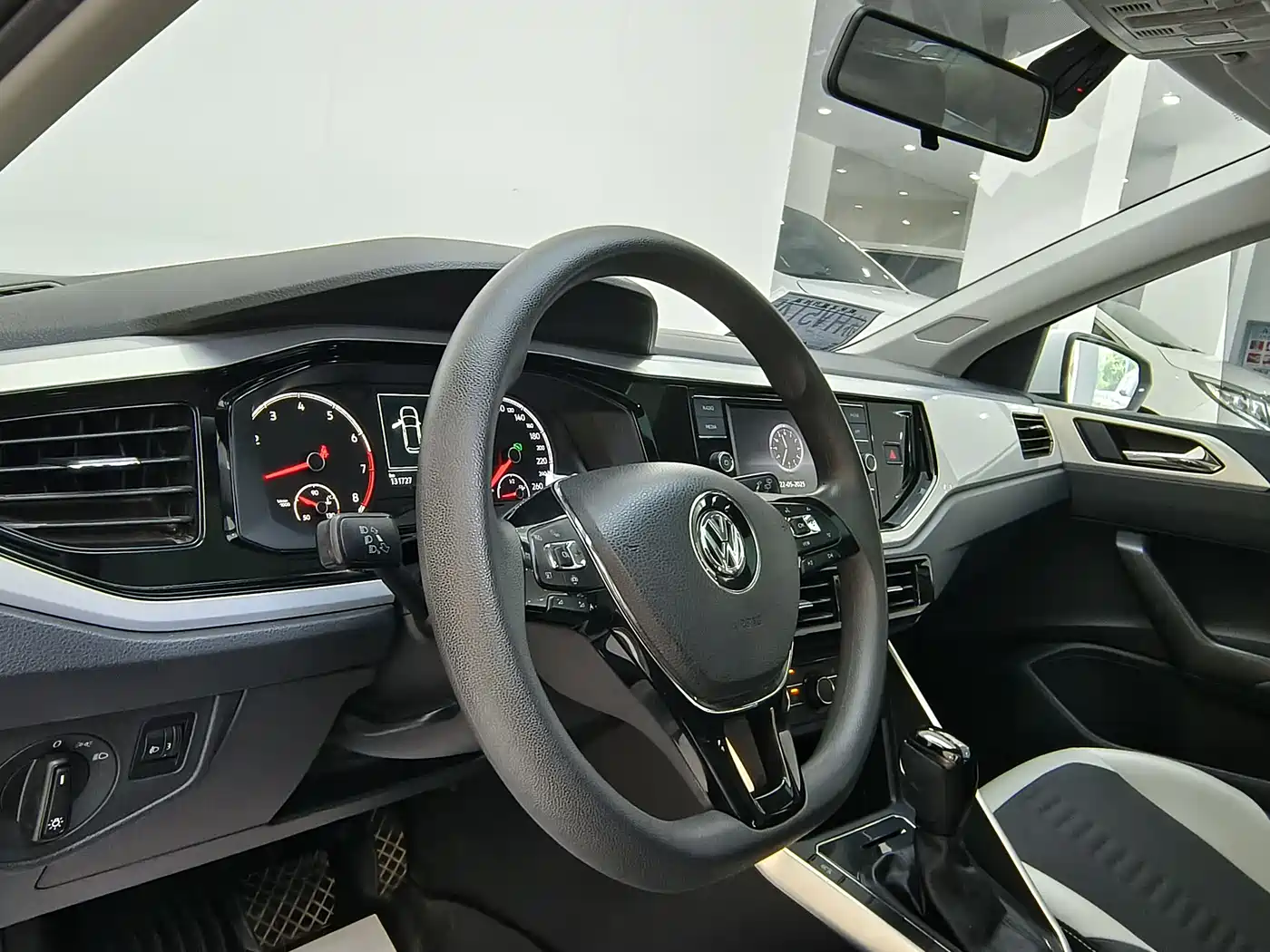 Volkswagen Polo 2019 Plus 1.5L Automatic Colorful Tech Edition фото 14