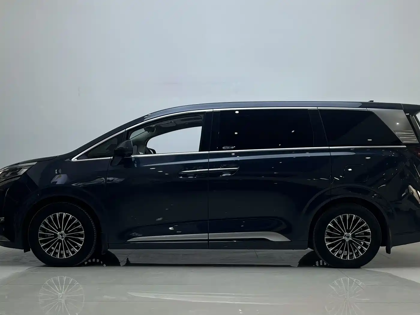 Denza D9 2022 DM-i 970 All-Wheel Drive Honor Edition фото 4