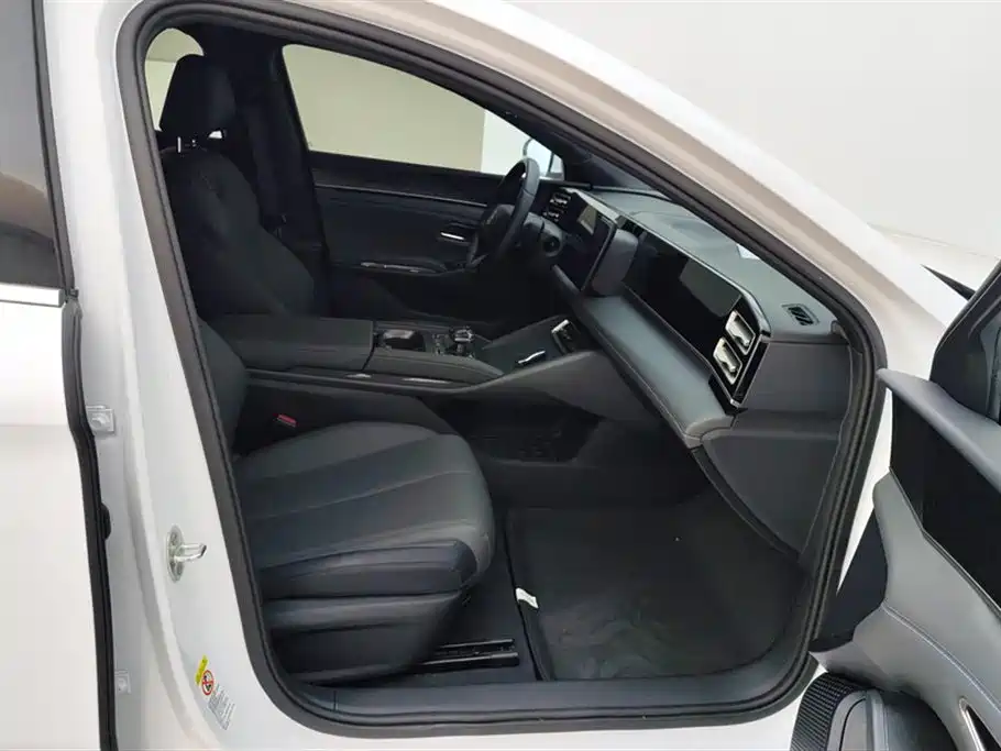 BYD Qin L 2024 DM-i 80KM Leading Edition фото 8