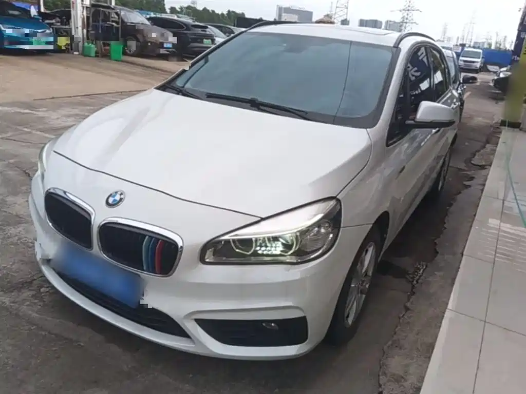 BMW 2 Series Touring 2016 218i Leading фото 2