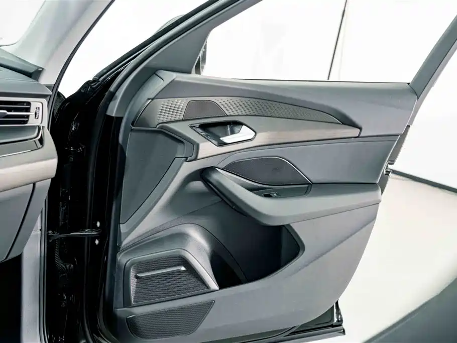 Audi Q6 2025 40 TFSI quattro Commemorative Edition Yulin Package 7-Seater фото 12