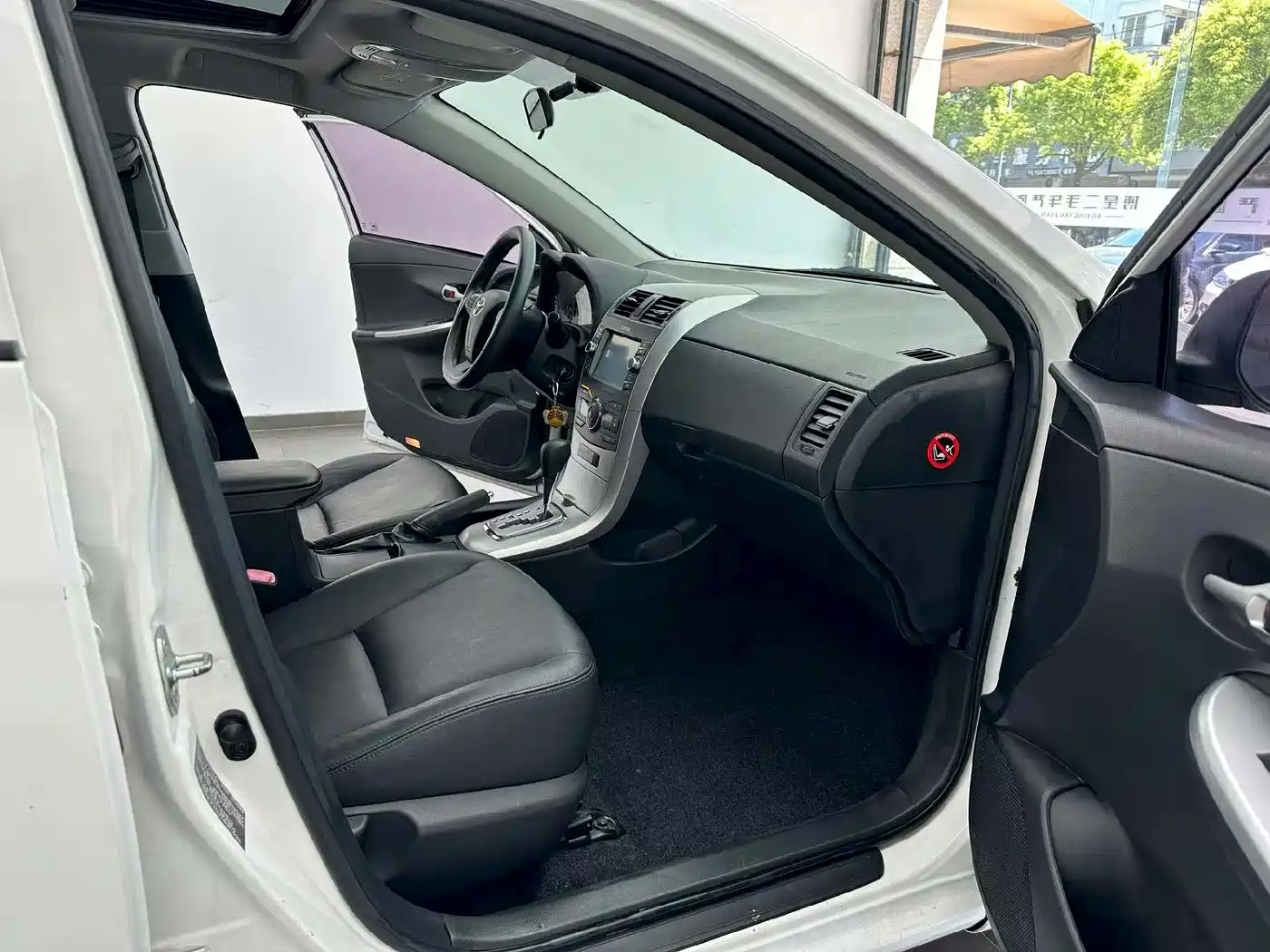 Toyota Corolla 2013 Special Edition 1.6L Auto Ultimate Cool GL фото 4