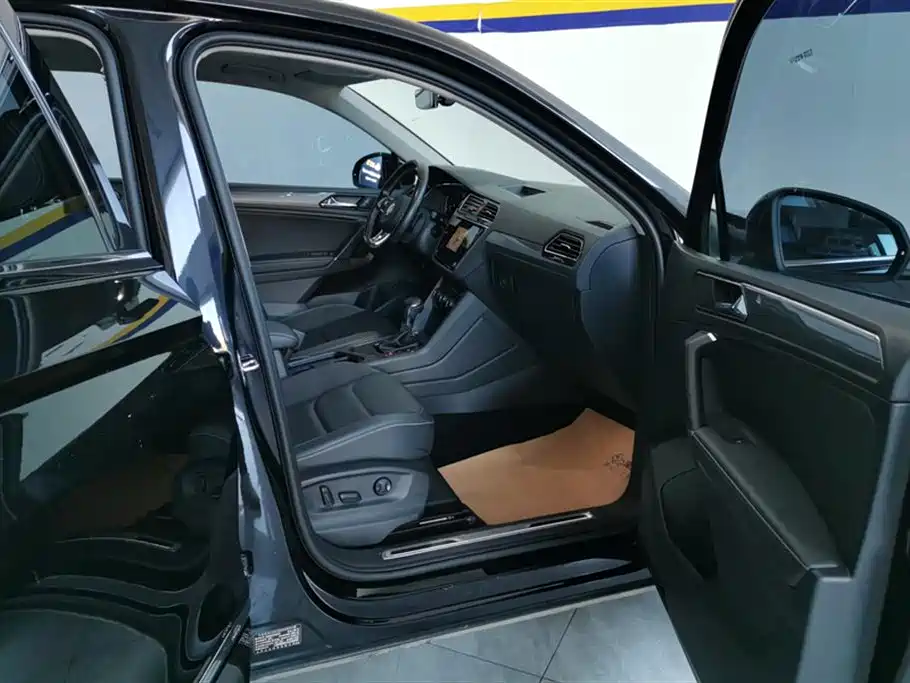 Volkswagen Tiguan L 2021 330TSI Automatic 2WD R-Line Premium фото 8