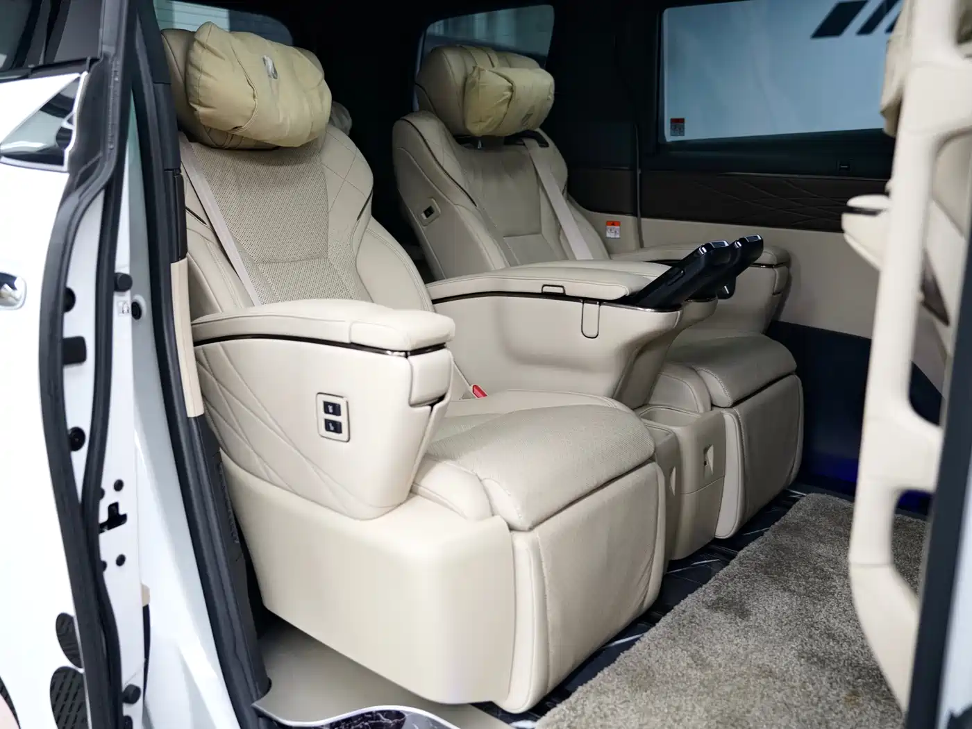Toyota Alphard 2024 Hybrid 2.5L Ultimate Enjoyment Edition фото 10