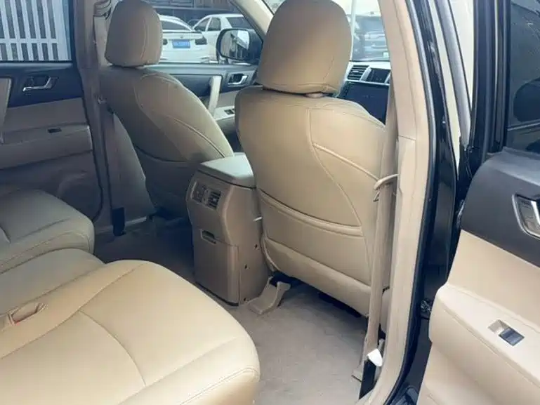Photo 9 - Toyota Highlander