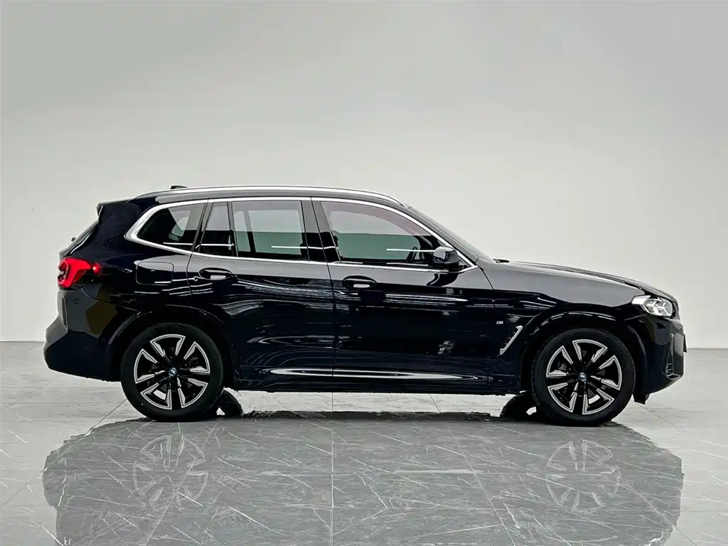 BMW iX3 2022 Leading Edition фото 7